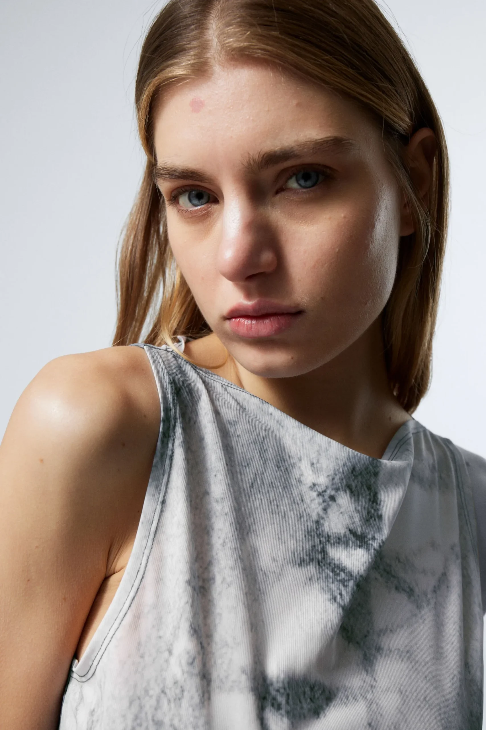 Weekday ANNIE BOAT-NECK PRINTED SLEEVELESS TOP white & blue Cheap