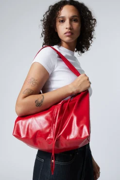 Weekday COATED RECTANGULAR SHOULDER BAG glossy red Discount