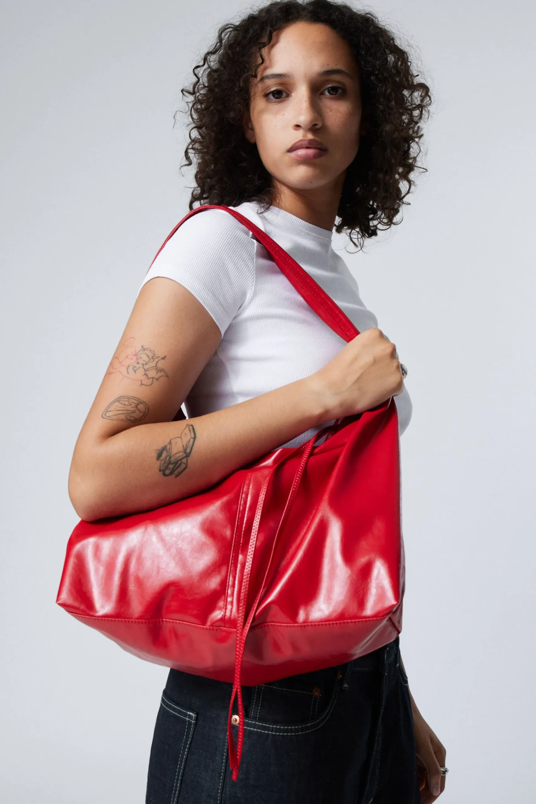 Weekday COATED RECTANGULAR SHOULDER BAG glossy red Discount
