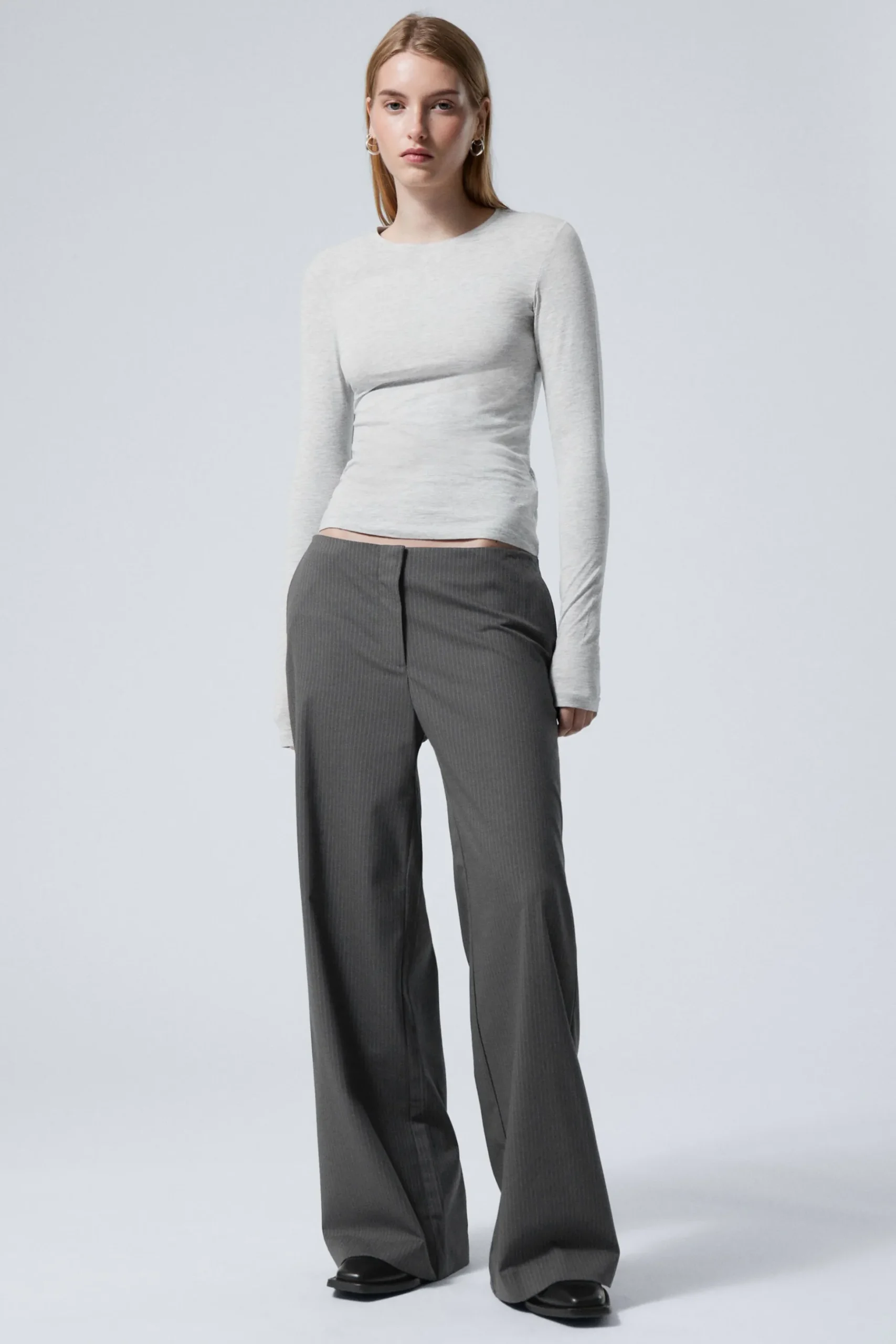 Weekday CUT-OFF WAISTBAND SUITING TROUSERS striped dark grey Hot