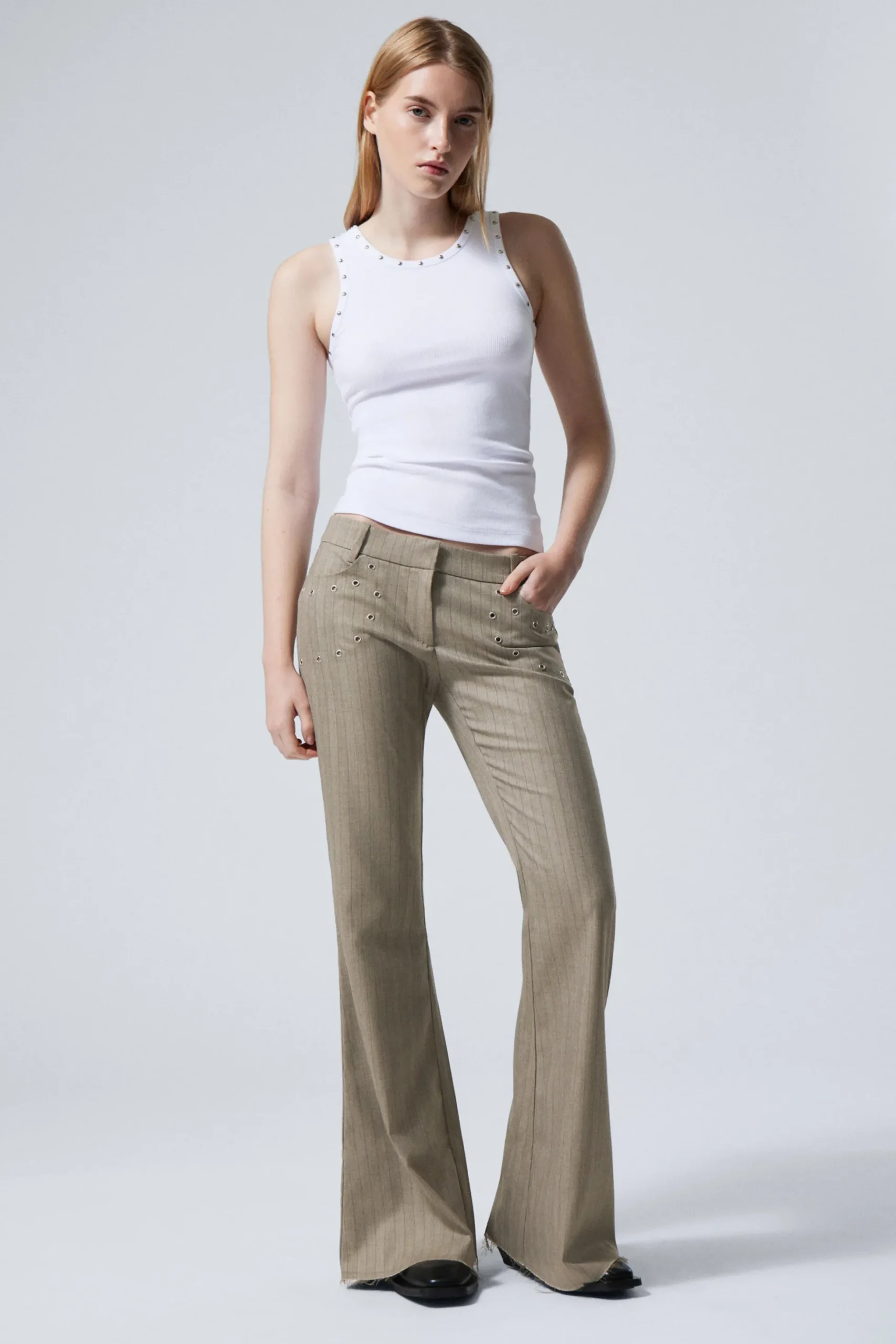 Weekday FLARED EYELET SUIT TROUSERS striped dusty beige Sale