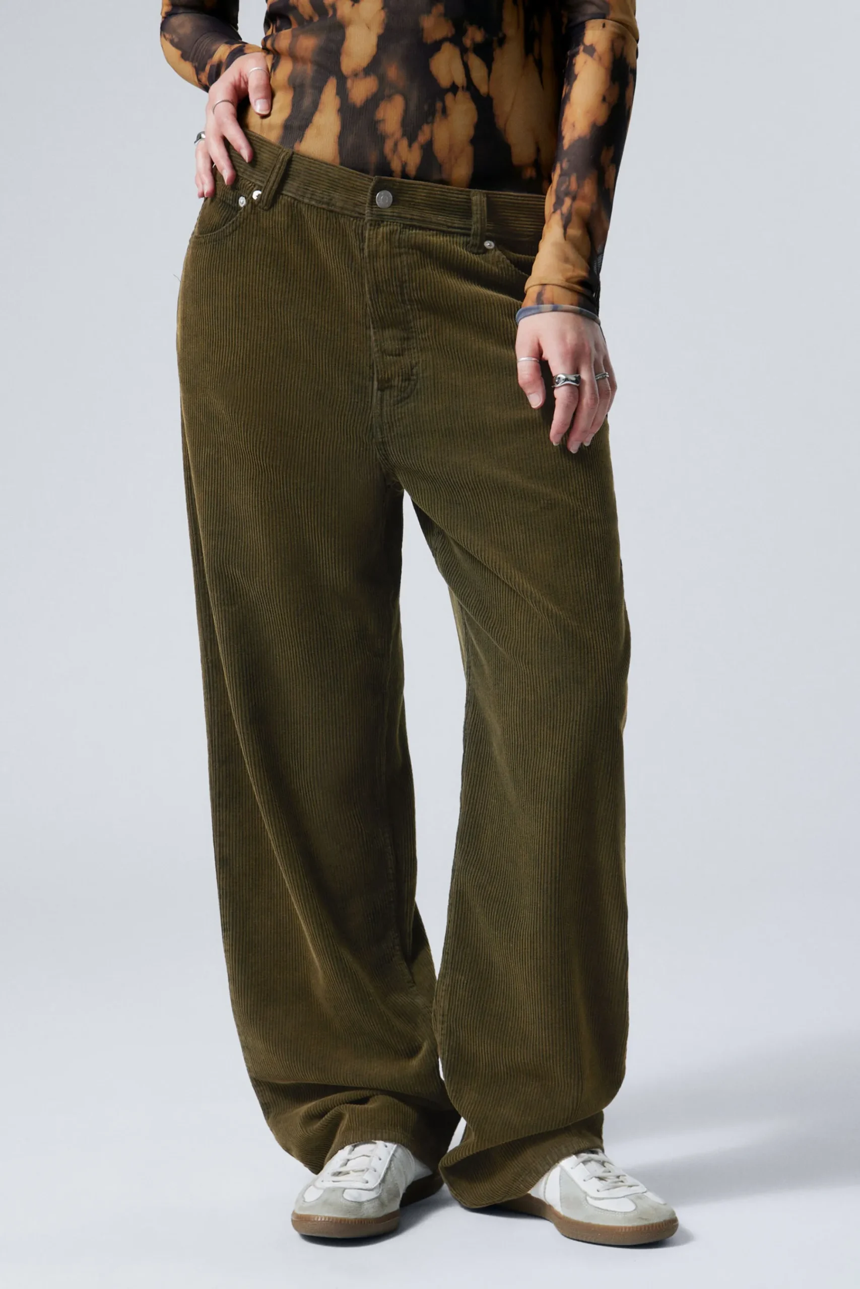 Weekday GALAXY LOOSE STRAIGHT CORD TROUSER washed dark khaki green Cheap