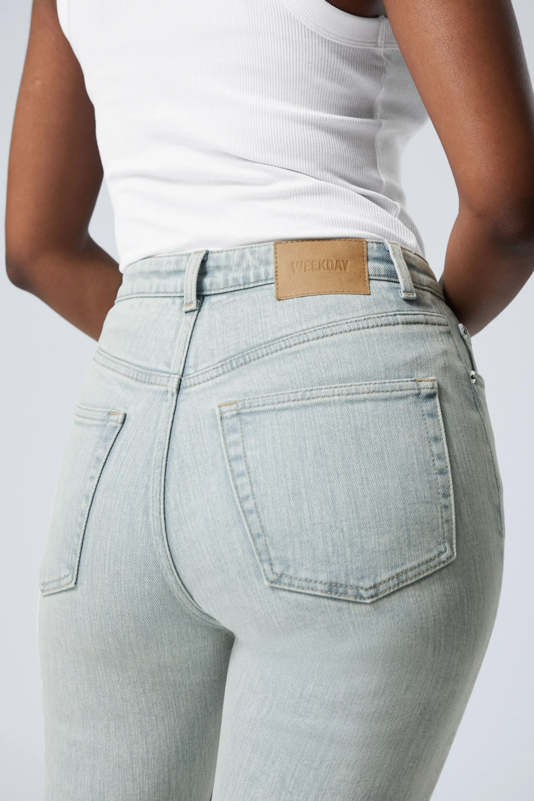 Weekday GLOW CURVE HIGH WAISTED REGULAR FLARED LEG JEANS snow blue light blue Online