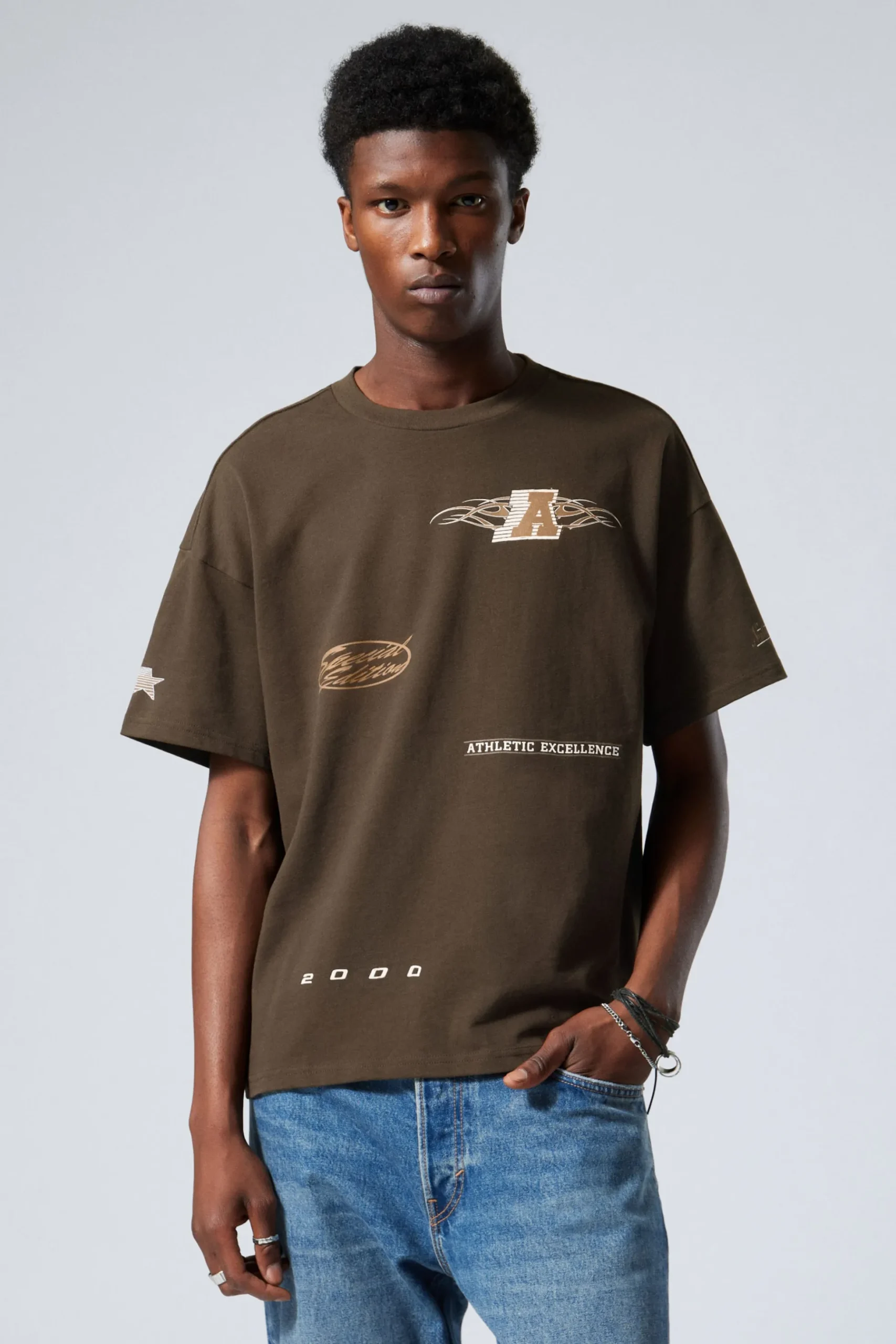Weekday GREAT BOXY PRINTED GRAPHIC TEE dark brown sports logos Outlet