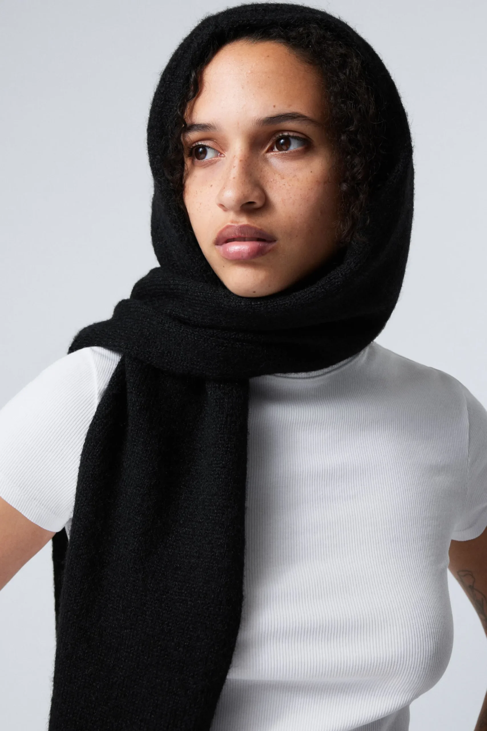 Weekday HOOD SCARF black Online