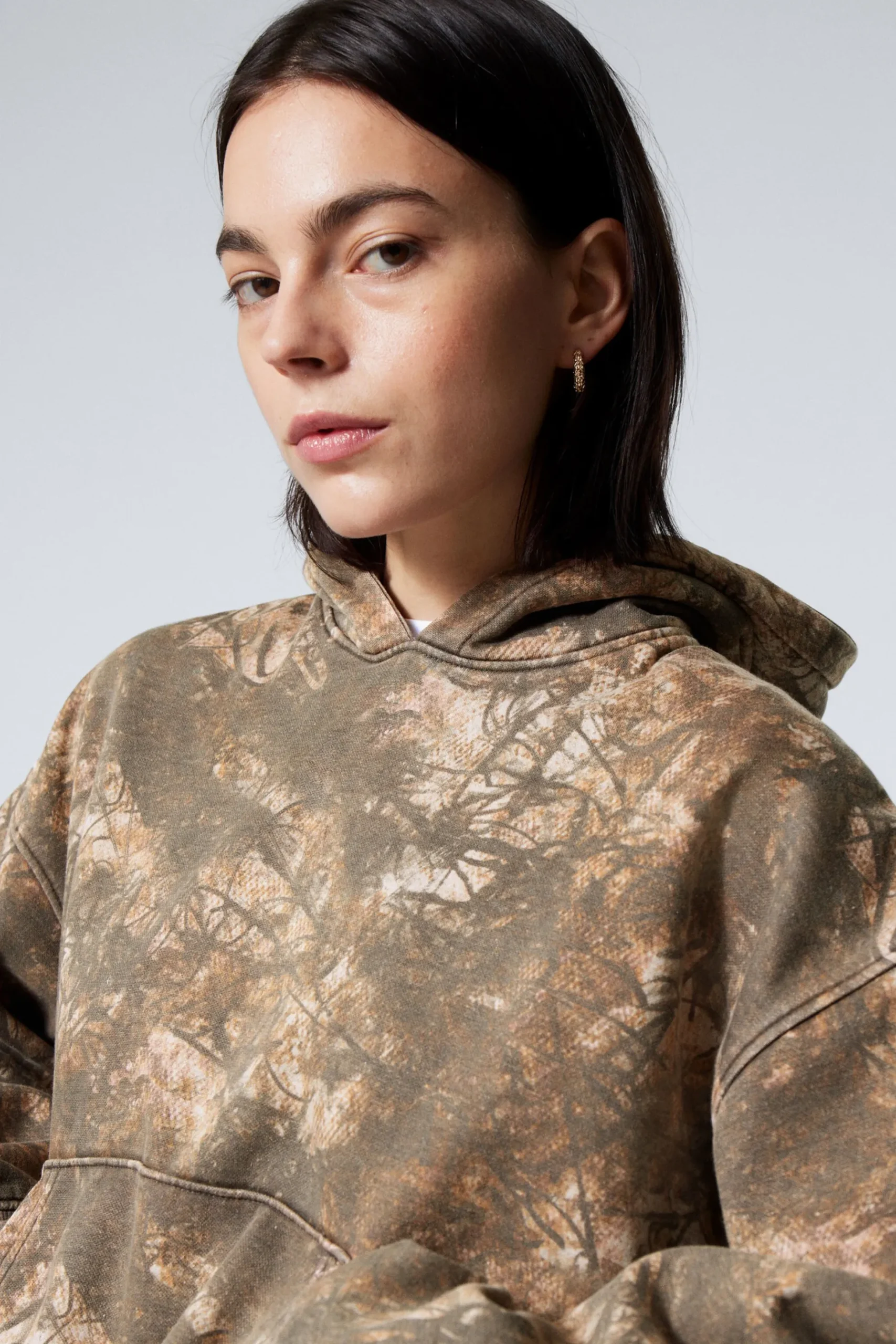 Weekday LOOSE FIT PRINTED HOODIE khaki woodland Clearance