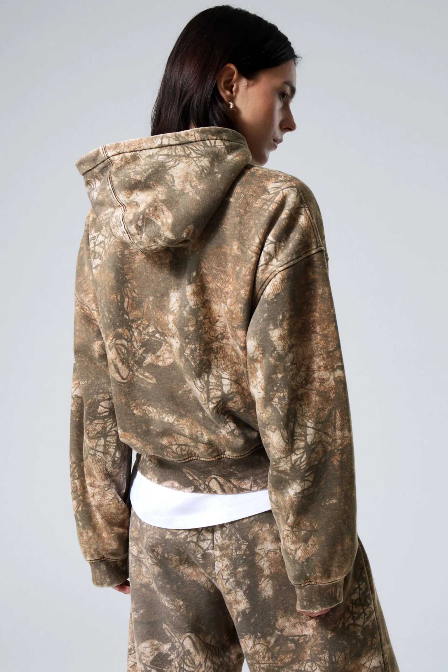 Weekday LOOSE FIT PRINTED HOODIE khaki woodland Clearance