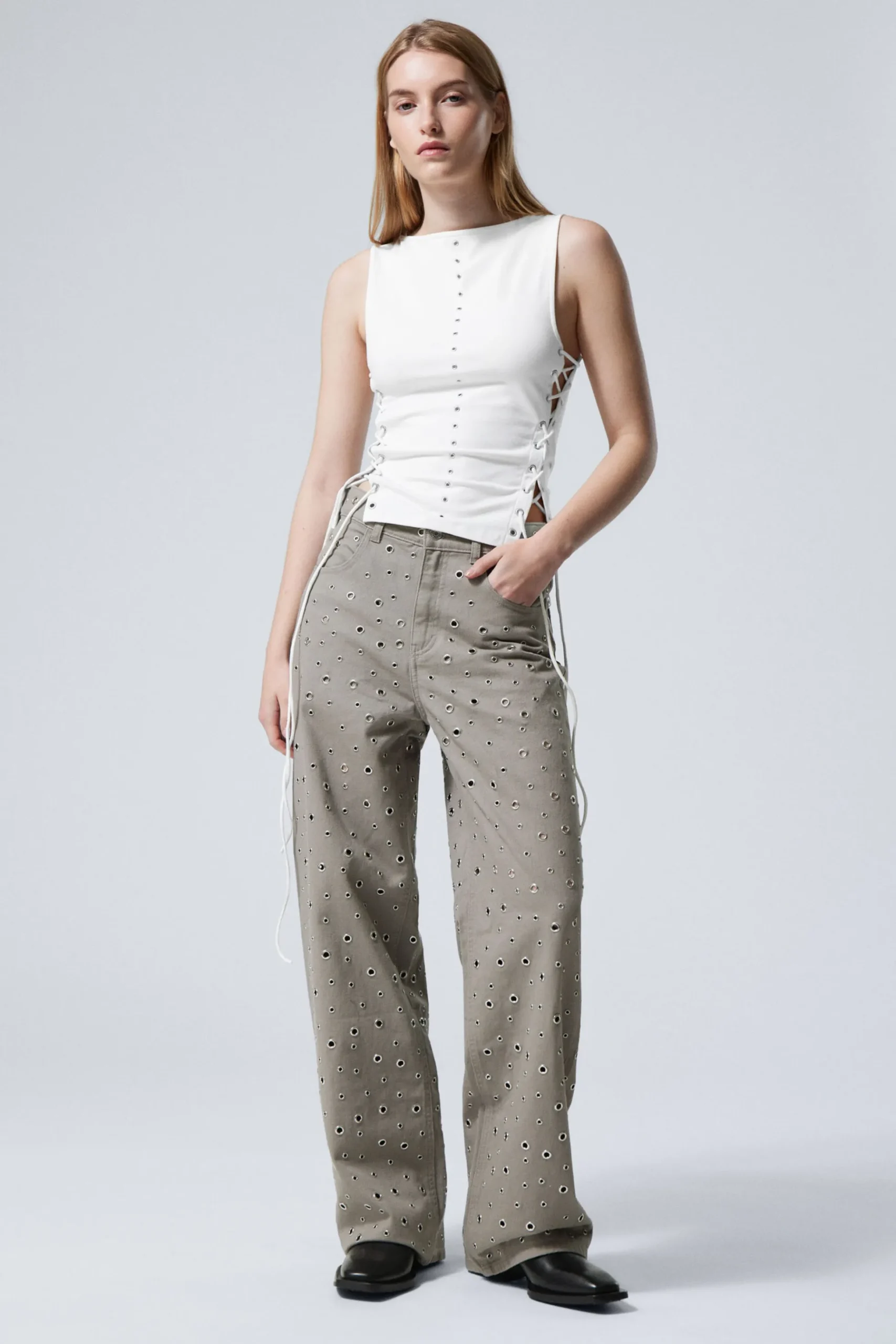 Weekday LOW WAIST LOOSE WIDE LEG EYELET TWILL TROUSERS dusty mole Cheap