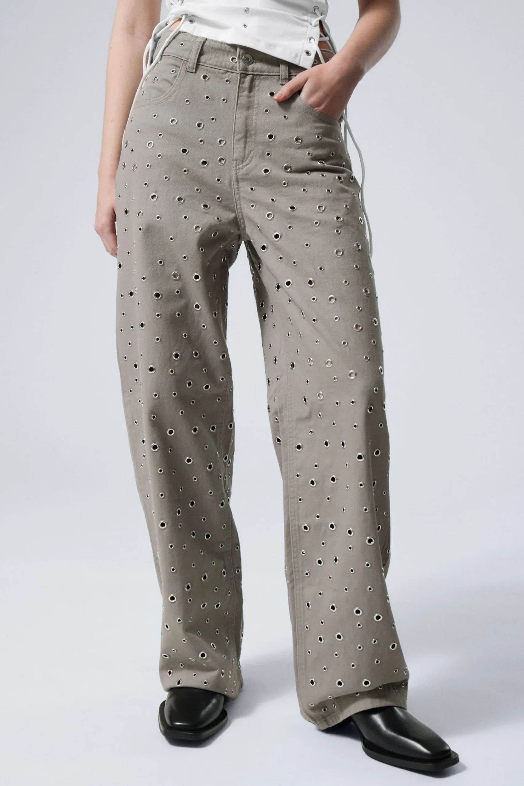 Weekday LOW WAIST LOOSE WIDE LEG EYELET TWILL TROUSERS dusty mole Cheap