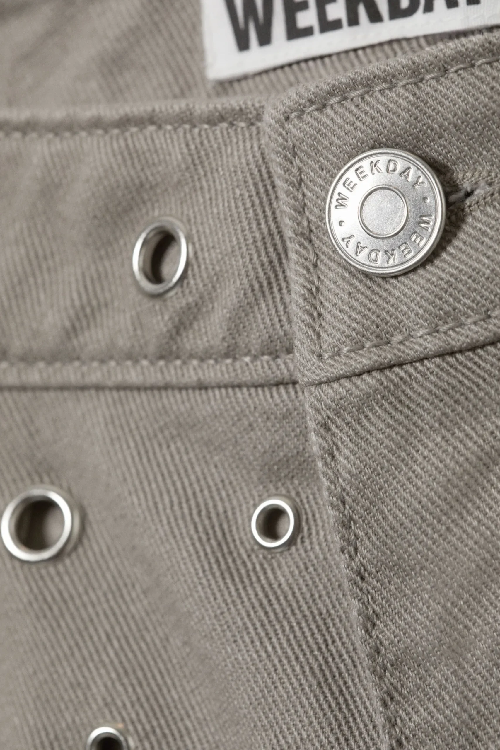 Weekday LOW WAIST LOOSE WIDE LEG EYELET TWILL TROUSERS dusty mole Cheap