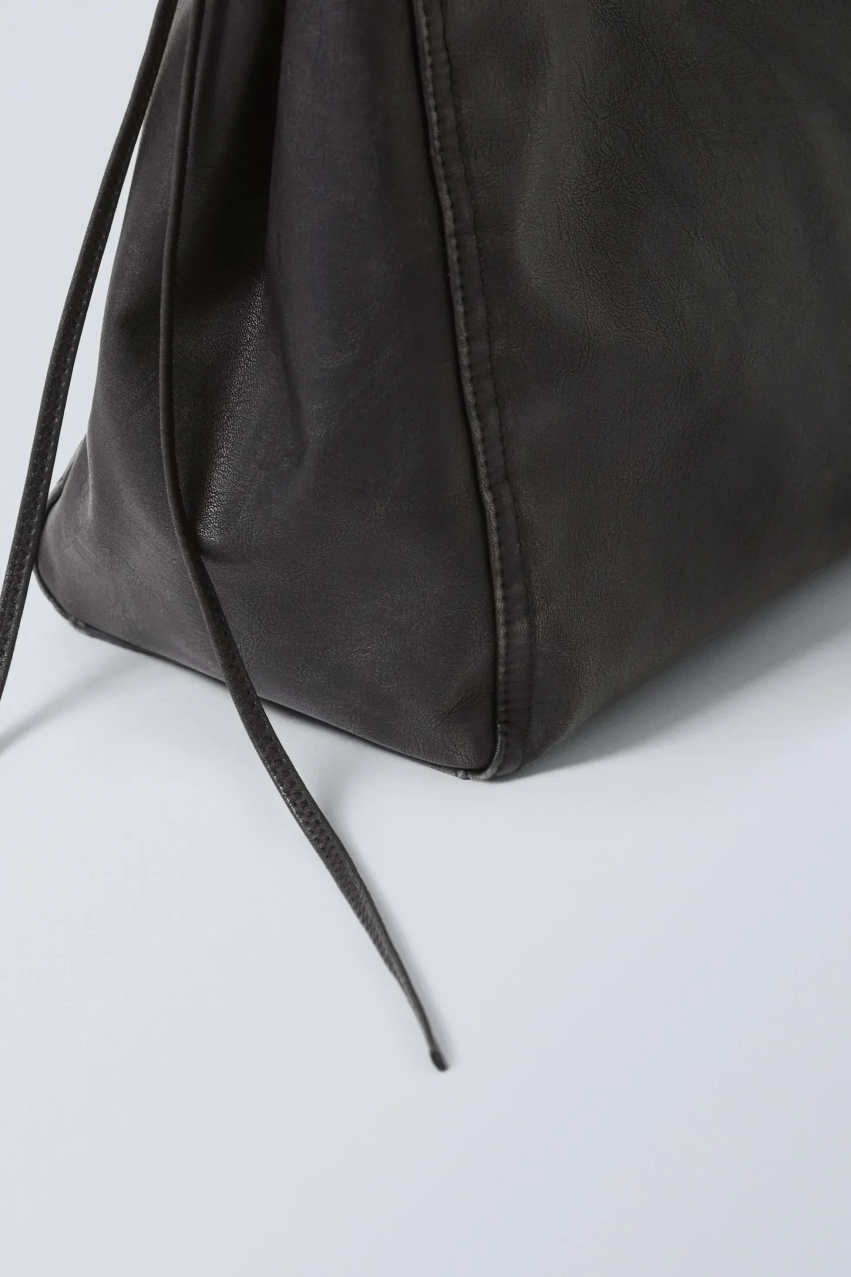 Weekday MEDIUM FAUX LEATHER TOTE BAG dark Discount