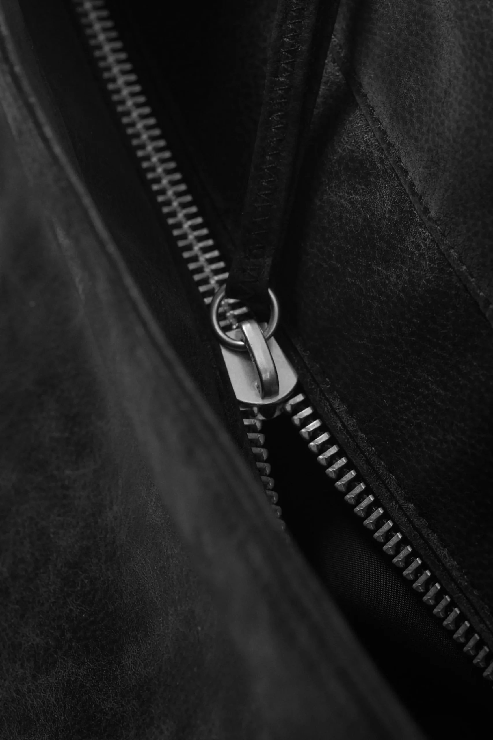 Weekday MEDIUM ZIP SHOULDER BAG black Store