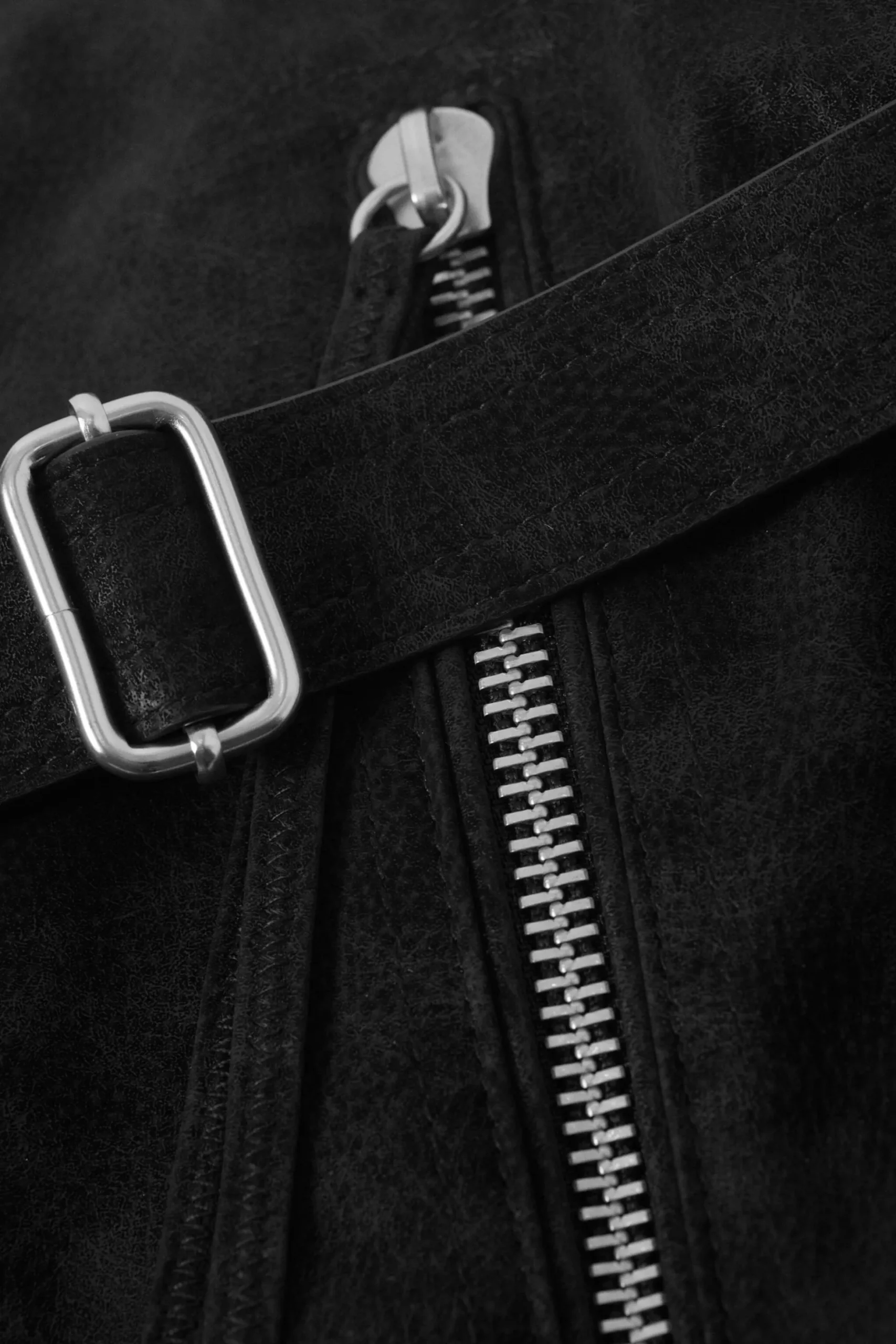 Weekday MEDIUM ZIP SHOULDER BAG black Store