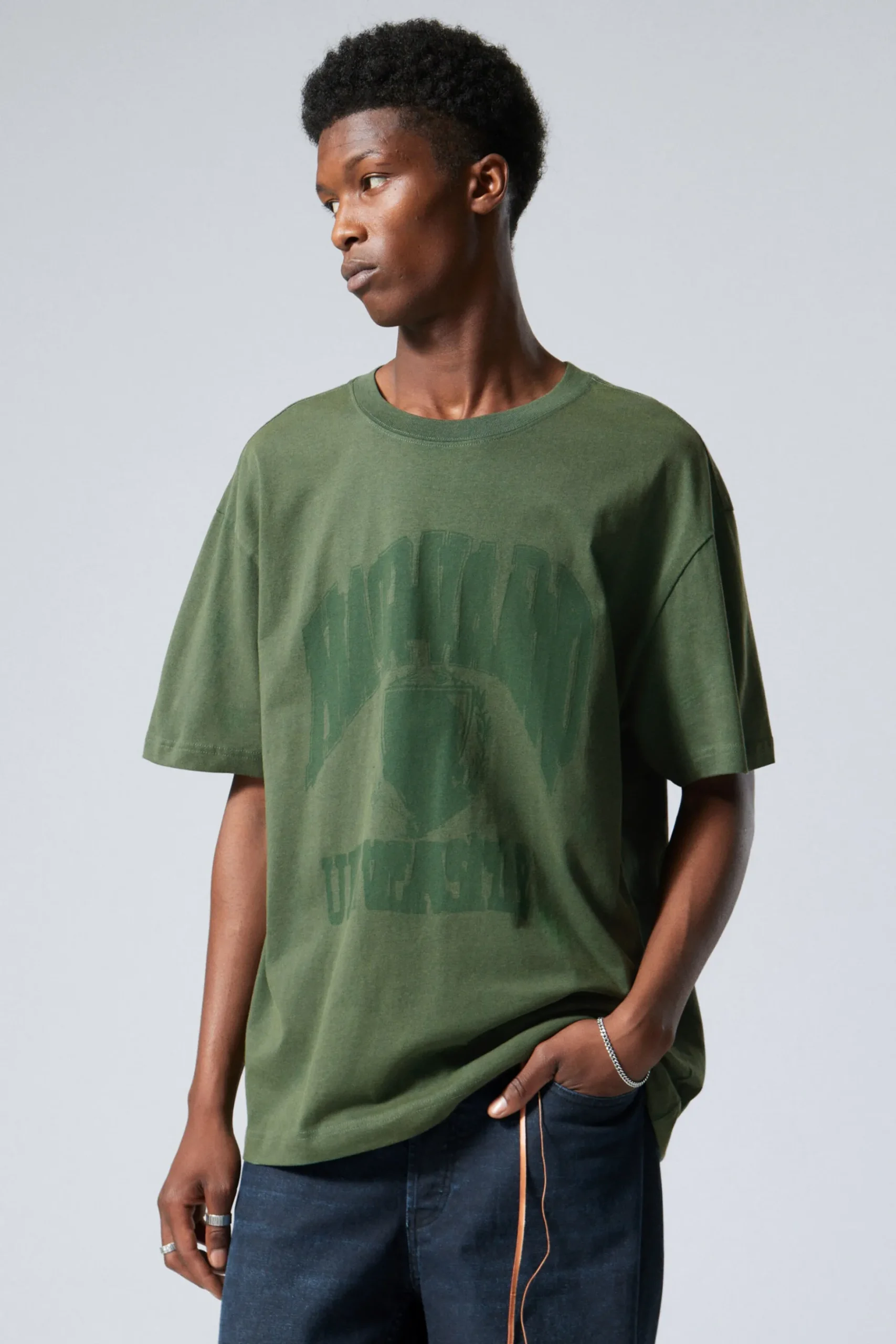 Weekday OVERSIZED GRAPHIC PRINTED T-SHIRT washed dark green Fashion
