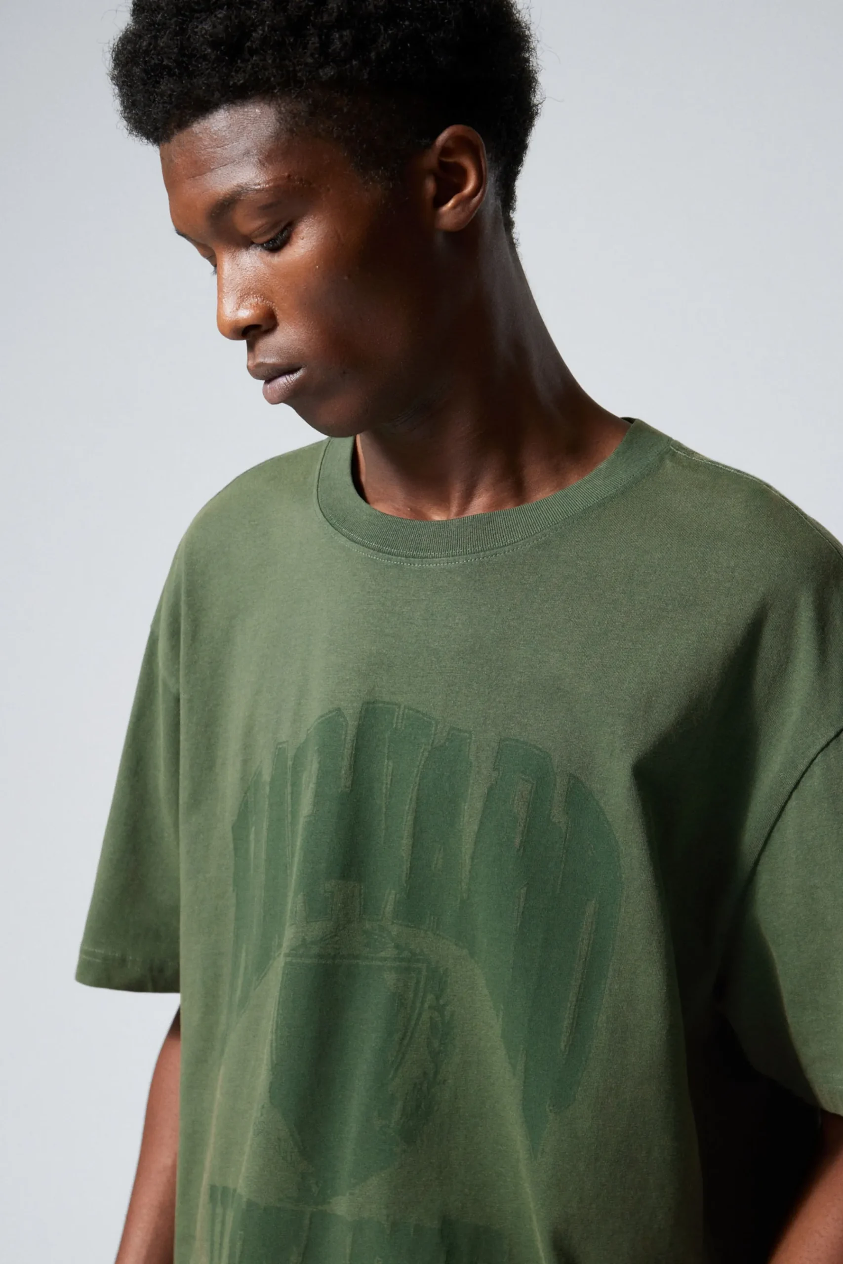 Weekday OVERSIZED GRAPHIC PRINTED T-SHIRT washed dark green Fashion