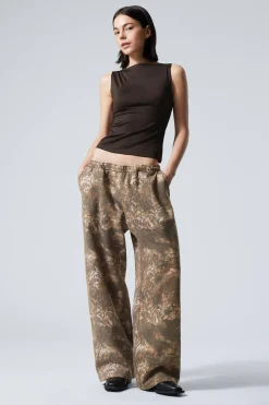 Weekday PRINTED LOOSE FIT SWEATPANTS khaki woodland Best