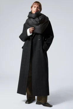 Weekday RECYCLED DOWN PADDED TRIANGLE SCARF black Hot