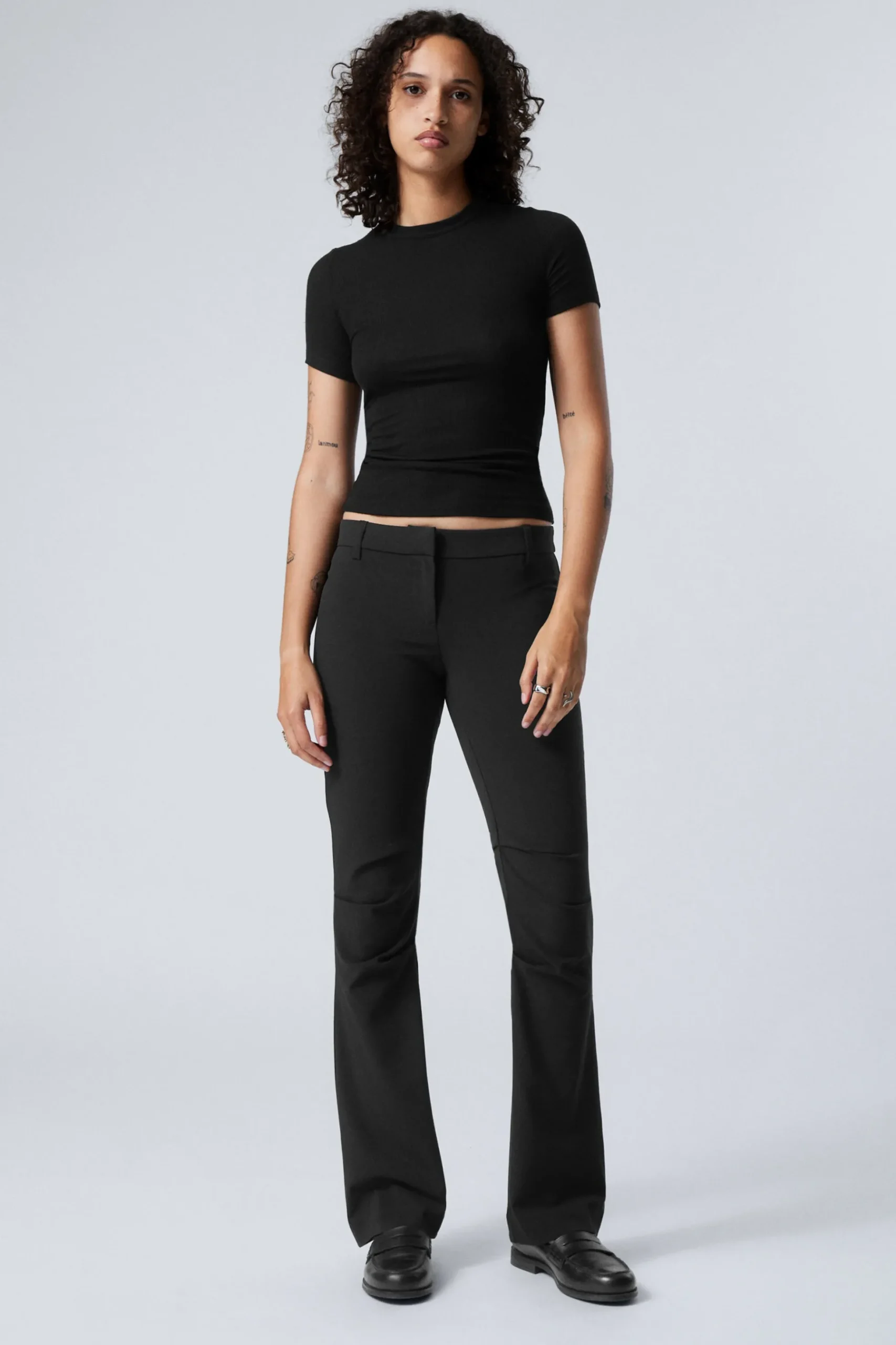 Weekday SLIM LOW WAIST FLARED PLEATED TROUSERS black Cheap