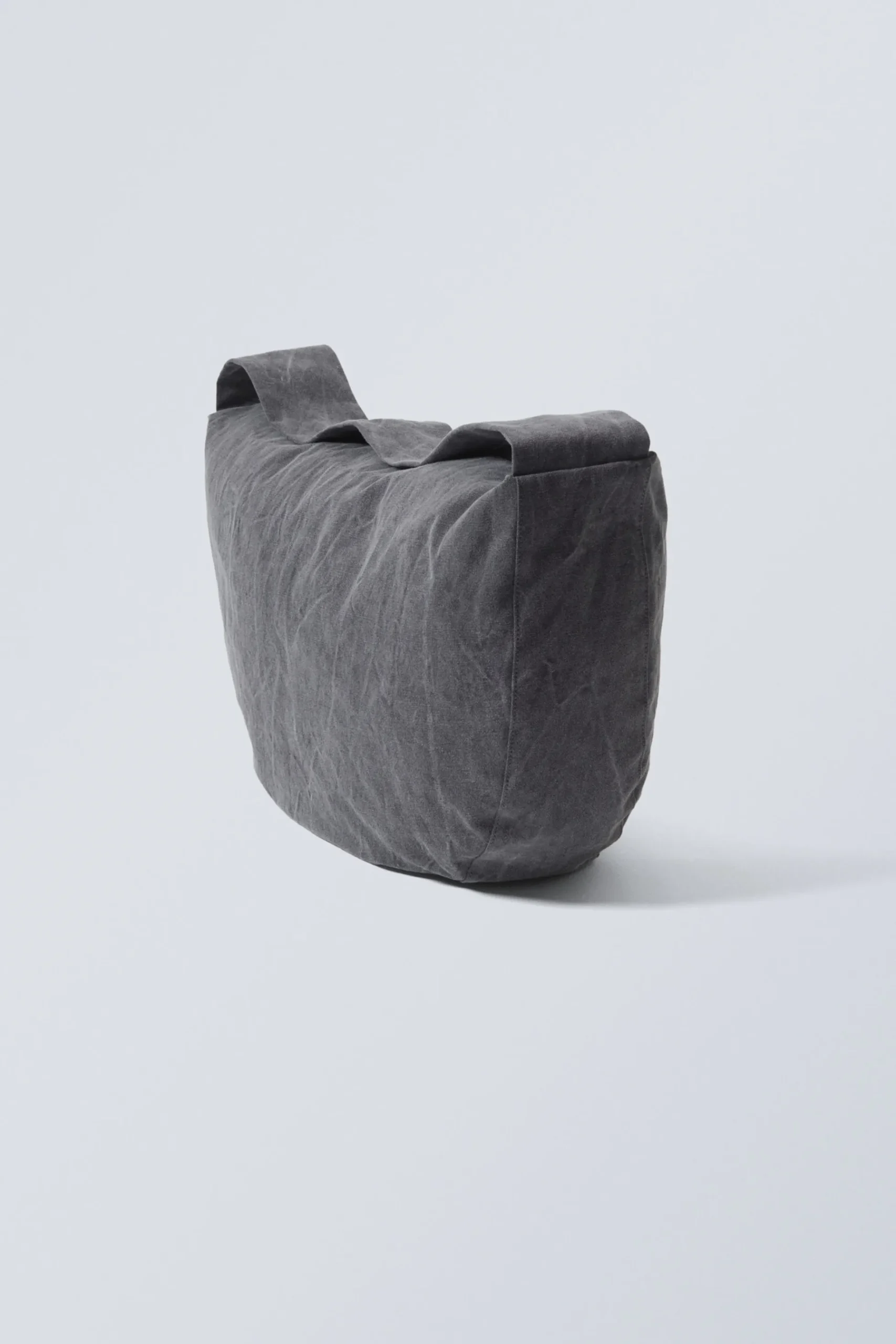 Weekday WASHED COTTON CROSSBODY BAG washed dark grey Hot